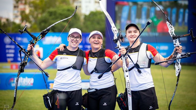 Foto: WAE / Der EM-Titel mit der Mannschaft in 2026 steht für Elisa Tartler, hier mit ihren Mitstreiterinnen Katharina Bauer und Charline Scheiding, ganz weit oben.