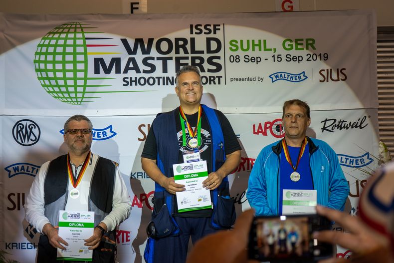 Foto: Jürge Reber / Die Sieger im Doppel-Trap Senioren I mit Goldgewinner Jörg Vorwerk. Foto: Jürge Reber / Die Sieger im Doppel-Trap Senioren I mit Goldgewinner Jörg Vorwerk.