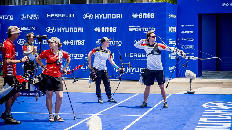 Foto: WA / Die bei der WM in Korea erfahrensten deutschen Recurve-Schützen Michelle Kroppen und Moritz Wieser in Aktion beim Weltcup in Shanghai.