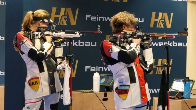 Foto: DSB / Anna Janßen & Maximilian Ulbrich waren bei der DM die dominierenden Gewehrschützen in den olympischen Disziplinen und siegten auch im Luftgewehr Mixed. Foto: DSB / Anna Janßen & Maximilian Ulbrich waren bei der DM die dominierenden Gewehrschützen in den olympischen Disziplinen und siegten auch im Luftgewehr Mixed.