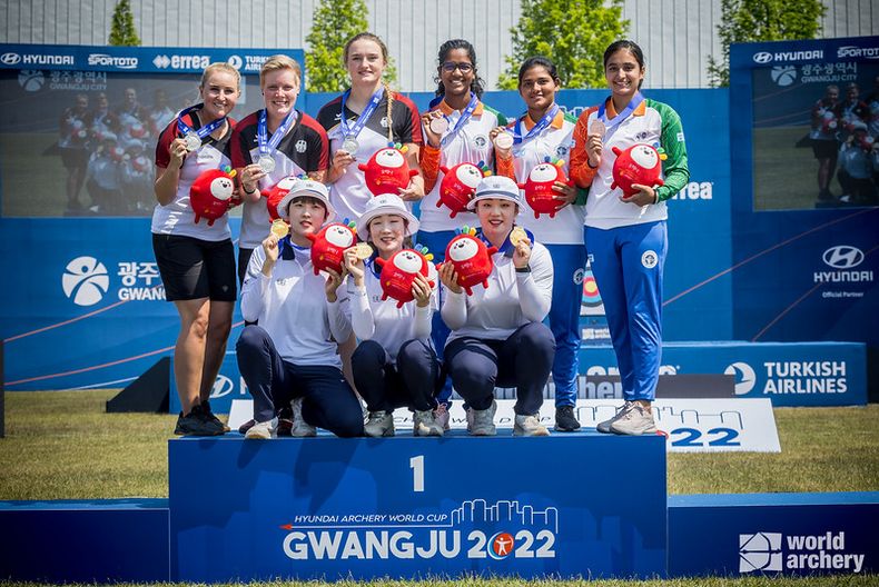 Foto: World Archery / Beim gemeinsamen Foto standen Katharina Bauer, Michelle Kroppen und Charline Schwarz auf dem höchsten Treppchen. Im Finale fehlte nicht viel.