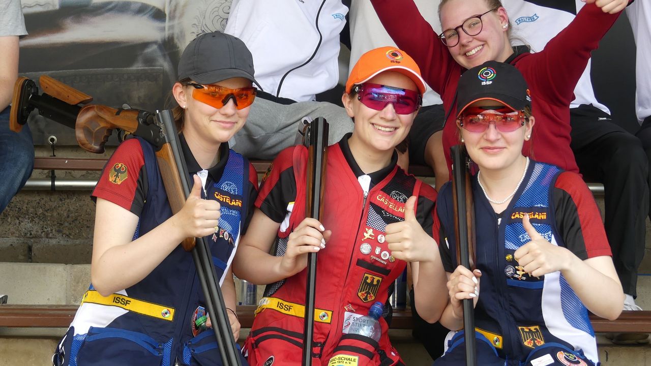 Foto: Michael Eisert / Daumen hoch für Platz vier: Hannah Middel, Emilie Bundan und Annabella Hettmer.