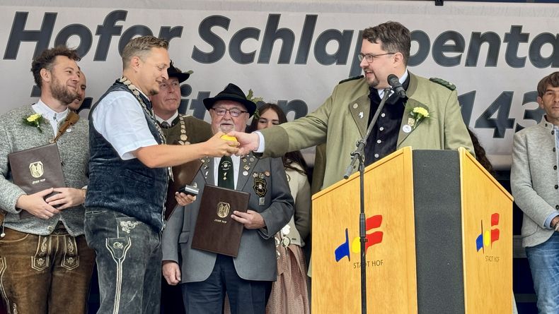 Foto: Stadt Hof / Hofer Schlappenkönig 2025 wurde Rainer Krauß, der als Insignien seiner Königswürde Königskette und Zitrone erhielt. Zudem erhielt er das Privileg, ein Jahr kostenlos auf allen öffentlichen Parkplätzen im Stadtbereich zu parken. Foto: Stadt Hof / Hofer Schlappenkönig 2025 wurde Rainer Krauß, der als Insignien seiner Königswürde Königskette und Zitrone erhielt. Zudem erhielt er das Privileg, ein Jahr kostenlos auf allen öffentlichen Parkplätzen im Stadtbereich zu parken.