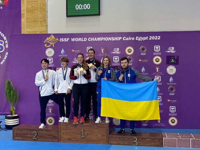 Foto: DSB / Doreen Vennekamp und Christian Reitz als Weltmeister in der Mitte, umrahmt von den Südkoreanern und Ukrainern.