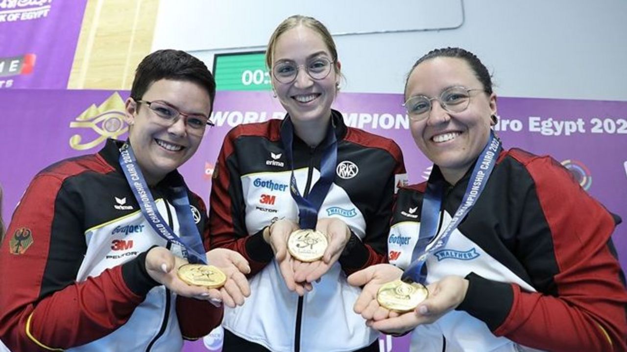 Foto: ISSF / Bei der WM in Kairo Seite an Seite erfolgreich, am Wochenende gegeneinander: Lisa Müller und Jolyn Beer (beide Freiheit) und Anna Janßen (SSG Kevelaer).