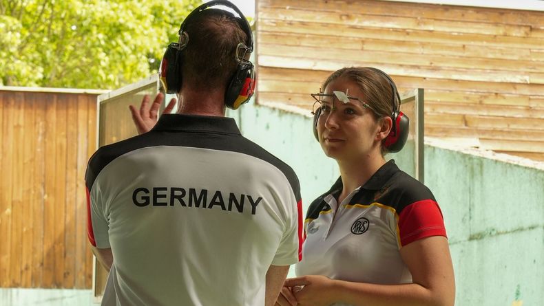 Foto: DSB / Doreen Vennekamp liegt nach Teil eins mit der Sportpistole aussichtsreich auf Platz acht. 