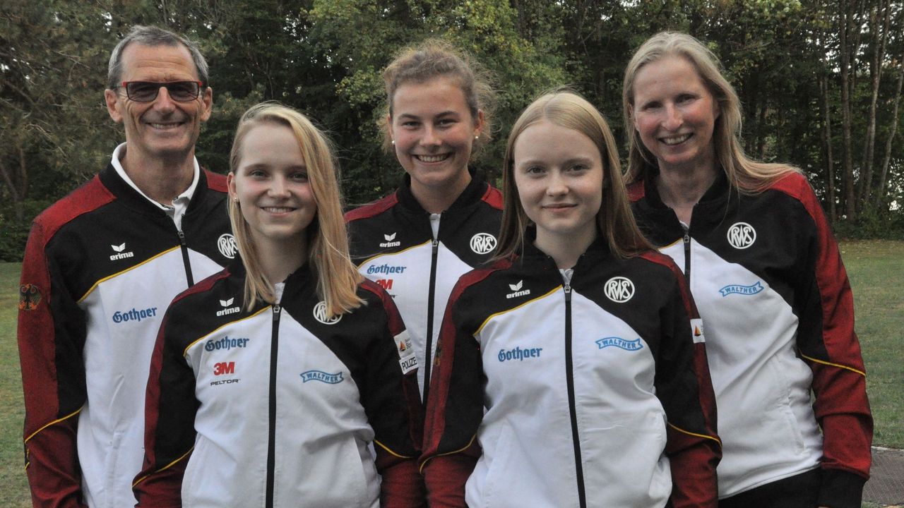 Foto: Harald Strier / Co-Trainer Helmut Hoffmann, Larissa Weindorf, Hannah Wehren, Nele Stark und Bundestrainerin Claudia Kulla freuen sich auf die EM.