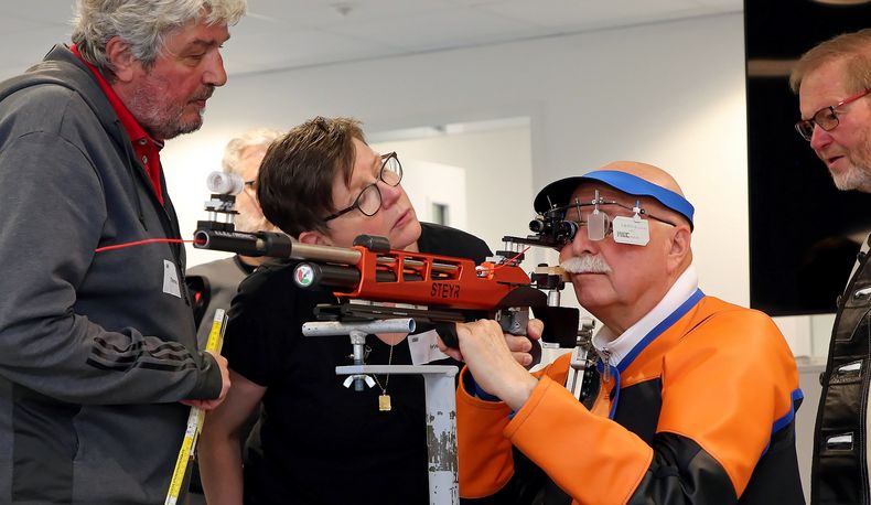 Foto: Markus Hederer / Iris Zimmer vermittelte die schießtechnischen Inhalte und guckte ganz genau hin. 