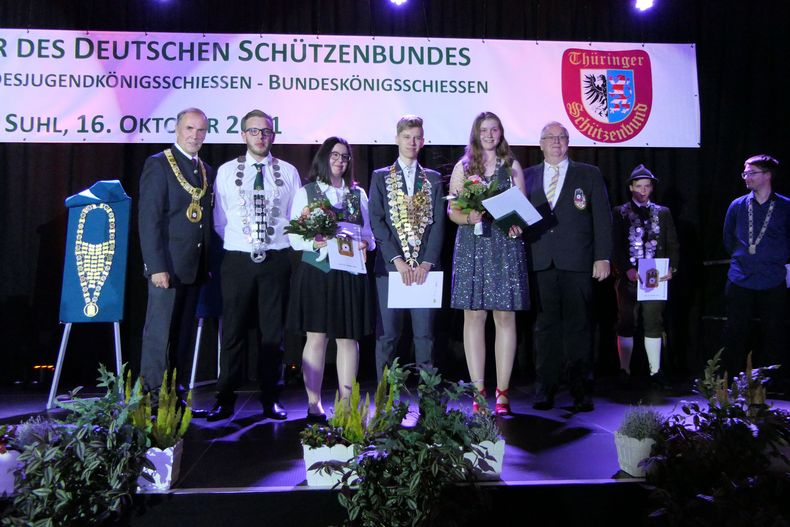 Foto: DSB / Die Sieger des Bundesjugendkönigsschießens mit Sieger Tobias Fiedler (Dritter v.r.). Foto: DSB / Die Sieger des Bundesjugendkönigsschießens mit Sieger Tobias Fiedler (Dritter v.r.).
