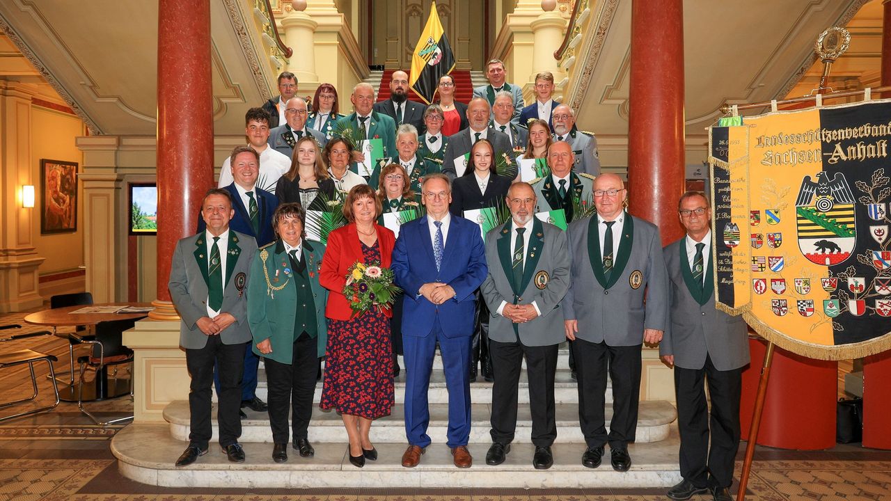 Foto: Staatskanzlei Sachsen-Anhalt / Ministerpräsident Dr. Reiner Haseloff und dessen Gattin zusammen mit Sportlerinnen und Sportlern sowie Ehrenamtlichen des Landesverbandes.