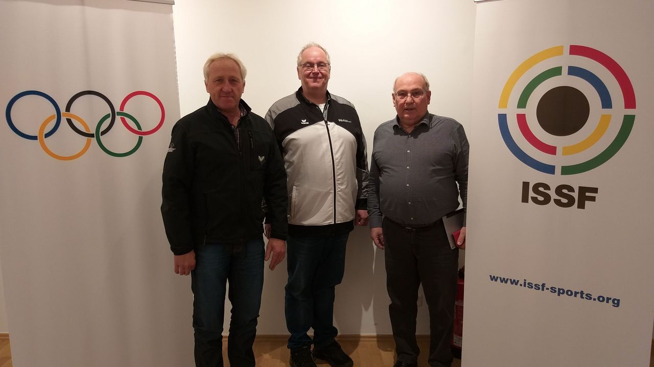 Foto: DSB / Willi Grill, Stefan Rinke und Gerhard Furnier (v.l.) trafen sich in der ISSF-Geschäftsstelle.