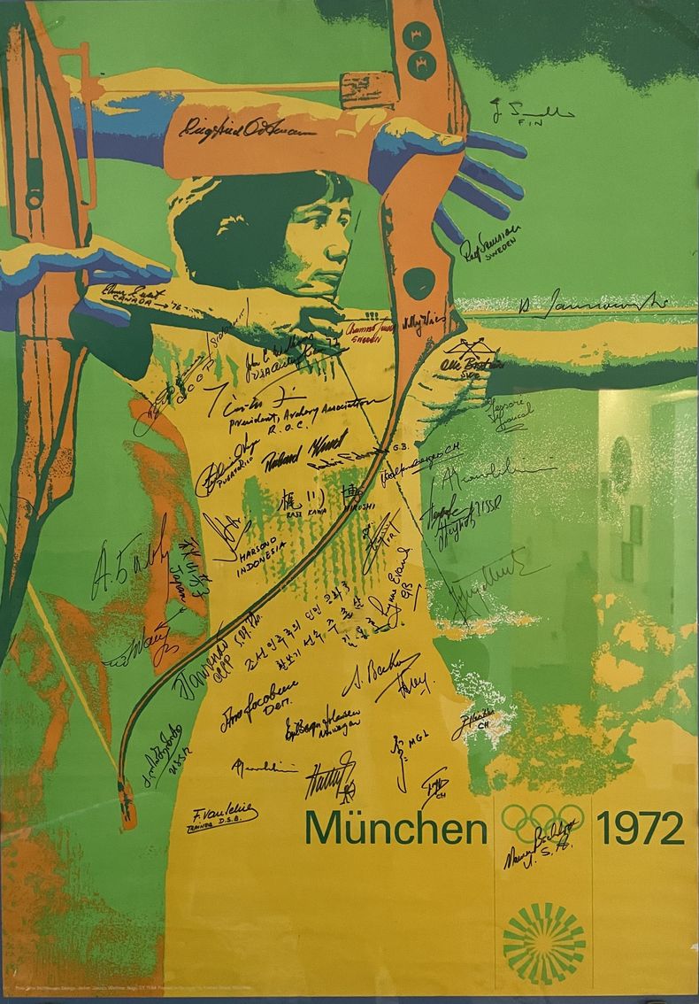 Irene Lehners Bogenplakat zu den Olympischen Spielen 1972 in München mit Autogrammen von Weltmeistern und Olympiasiegern.