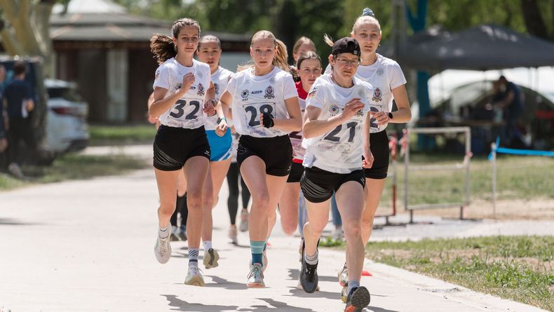 Foto: Britta Kußmaul / Vorneweg! Die deutschen Target Sprinterinnen dominierten in Szeged. Kerstin Schmidt (21) und Lisa Enderle (28) siegten in den Einzelrennen, Milia Kußmaul (32) und Alena Weinmann (ganz rechts) belegten zweite Plätze.