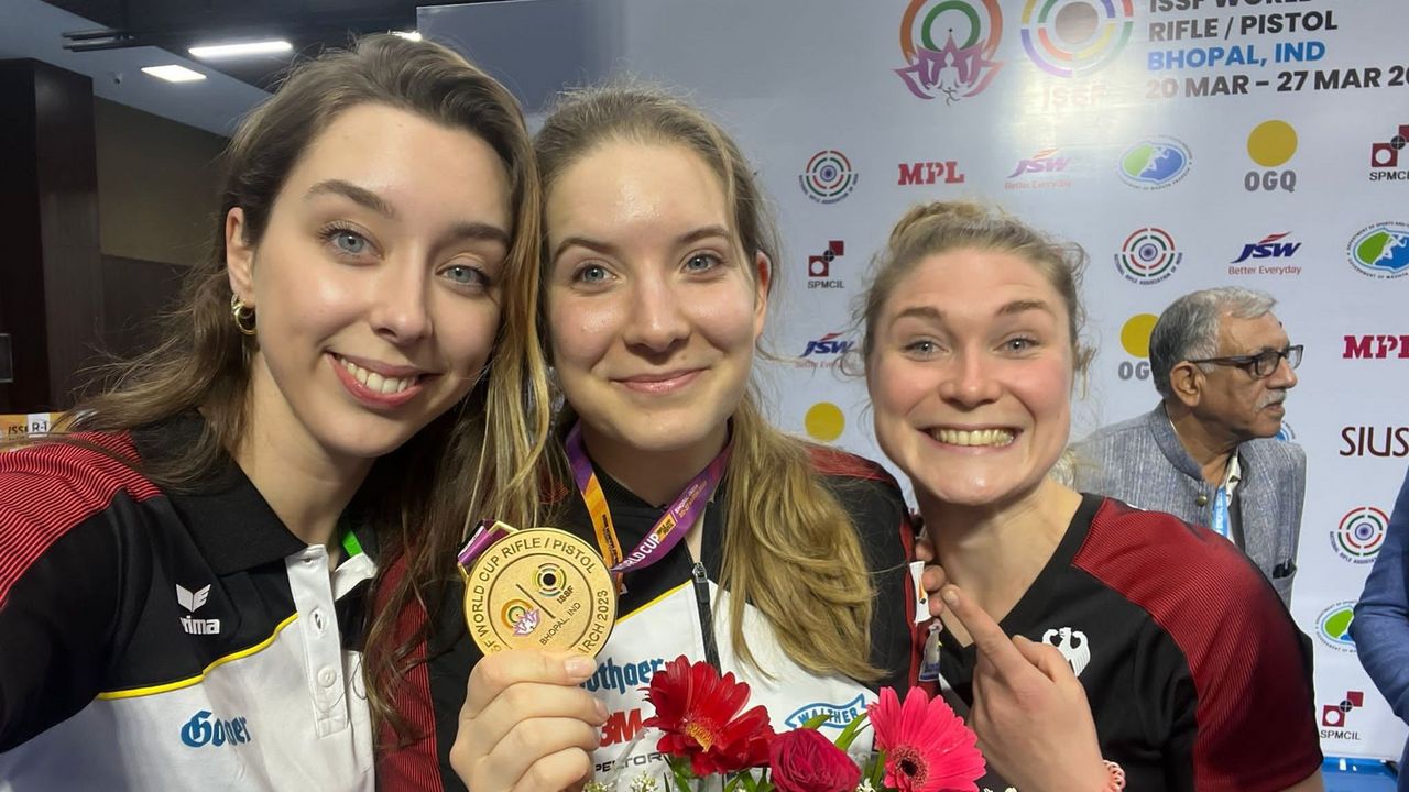 Foto: DSB / Doreen Vennekamp mit Goldmedaille, Teamkollegin Carina Wimmer (rechts) und Physiotherapeutin Victoria Nolte.