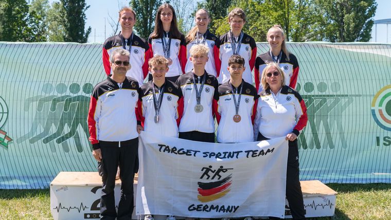 Foto: Britta Kußmaul / Das deutsche Team in Szeged mit der Disziplin-Verantwortlichen Sylvia Torba und Ralf Jaep, dem DSB-Bundesreferenten Target Sprint/Sommerbiathlon.