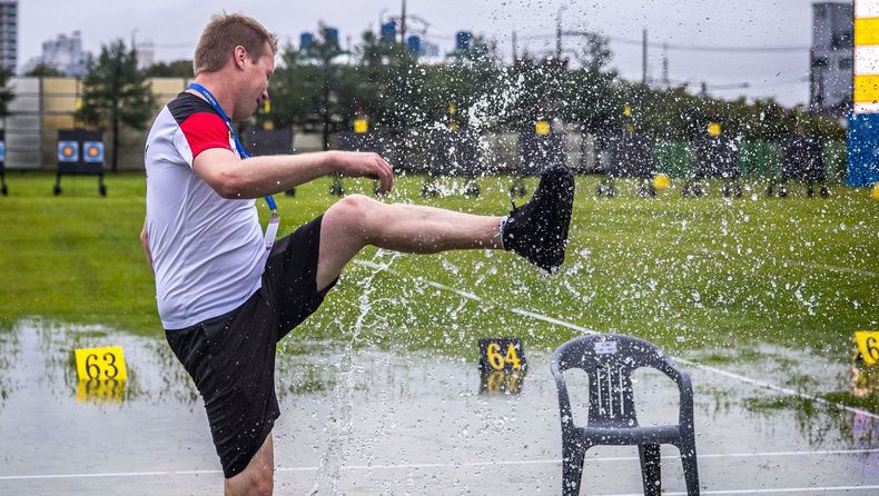 Foto: World Archery / Henning Lüpkemann hat mit den Wassermassen seinen Spaß.