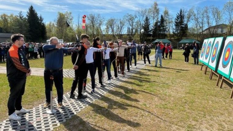 Foto: Dirk Schade / Die Ehrengäste beim Eröffnungsschuss der Bogensportanlage am Bundesstützpunkt in Suhl.