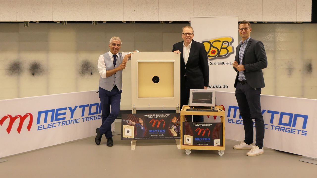 Foto: DSB / Meyton-Marketing- und Vertriebsleiter Murat Taskiner, DSB-Bundesgeschäftsführer Jörg Brokamp und Bundesstützpunktleiter Andreas Friedrich mt der elektronische Meyton-Anlage mit dazugehörigem BallMan Munitions- und Waffentestsystem.