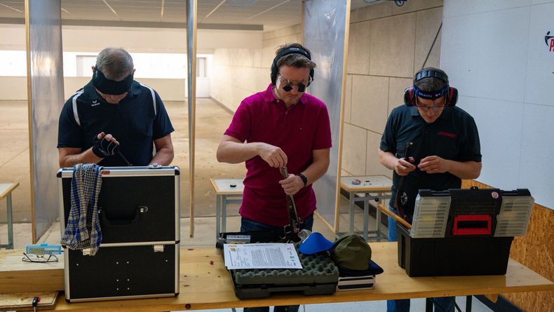 Foto: Eckhard Frerichs / Eine Wissenschaft für sich: die Ladung (Pulver, Zwischenmittel und Kugel) beim Vorderladerschießen. Foto: Eckhard Frerichs / Eine Wissenschaft für sich: die Ladung (Pulver, Zwischenmittel und Kugel) beim Vorderladerschießen.