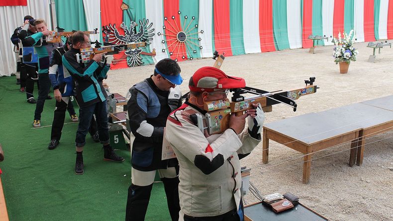 Foto: BSSB / Während die Menschen im Festzelt auf den Bänken tanzen, heißt es nebenan bei den Armbrustschützen: Volle Konzentration. Foto: BSSB / Während die Menschen im Festzelt auf den Bänken tanzen, heißt es nebenan bei den Armbrustschützen: Volle Konzentration.