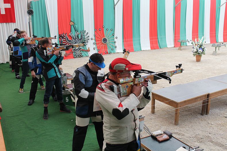 Foto: BSSB / Während die Menschen im Festzelt auf den Bänken tanzen, heißt es nebenan bei den Armbrustschützen: Volle Konzentration. Foto: BSSB / Während die Menschen im Festzelt auf den Bänken tanzen, heißt es nebenan bei den Armbrustschützen: Volle Konzentration.