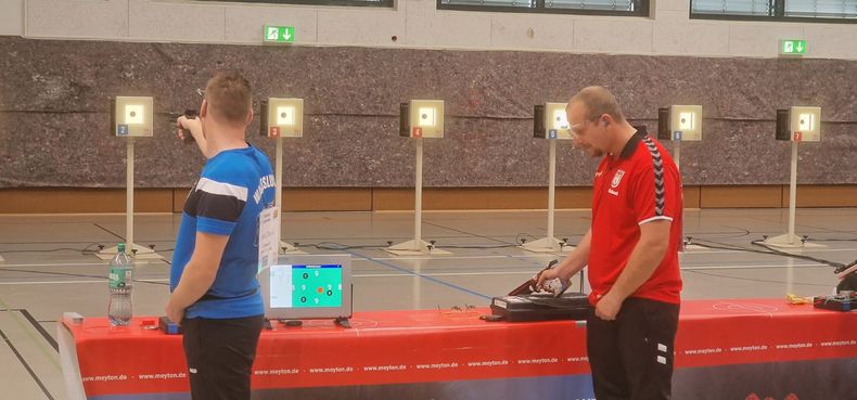 Foto: GK Hannover / Eigentlich war Michael Bittner (rechts) und Hannover schon geschlagen, doch dann schoss Dennis Grünhoff von Leegmoor eine Fünf... Foto: GK Hannover / Eigentlich war Michael Bittner (rechts) und Hannover schon geschlagen, doch dann schoss Dennis Grünhoff von Leegmoor eine Fünf...