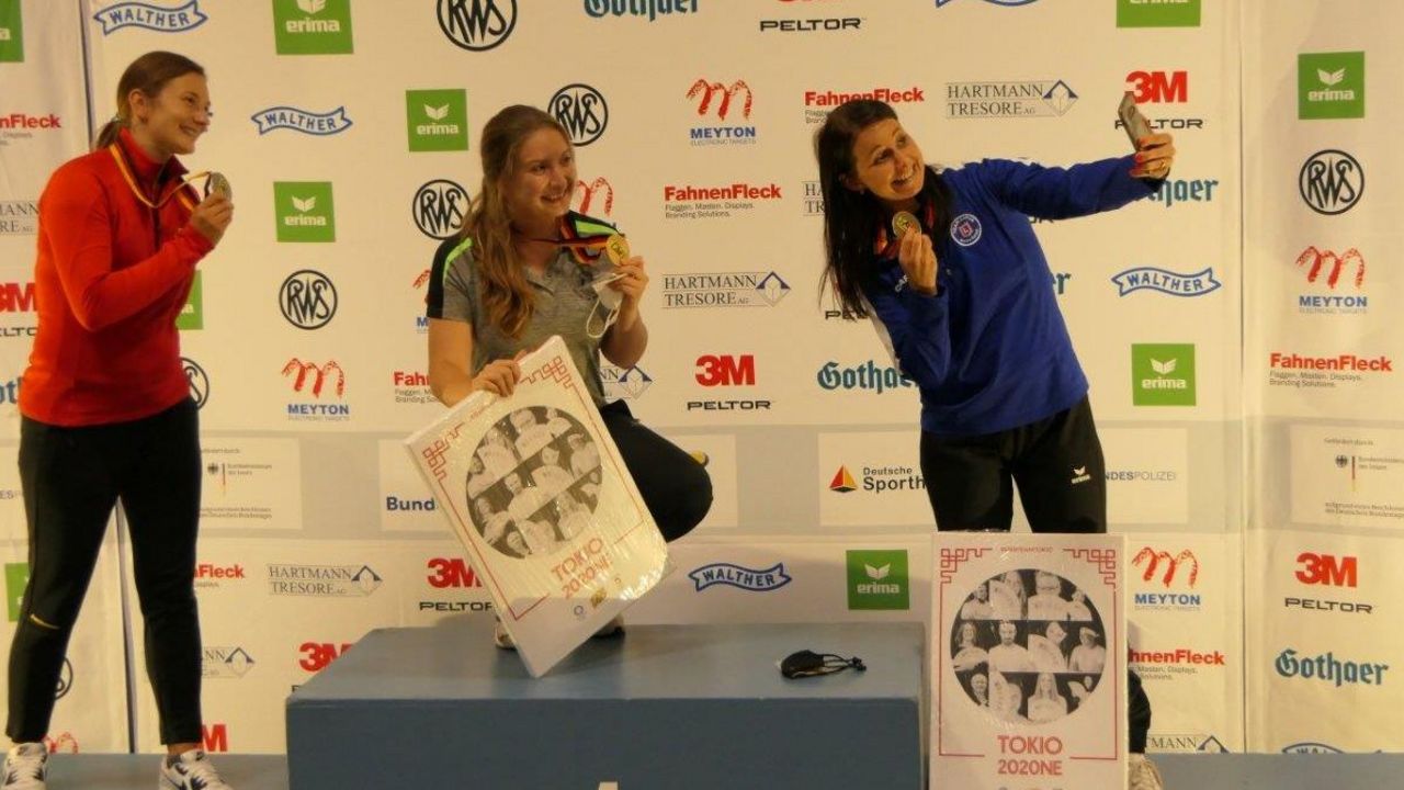 Foto: DSB / Sieger-Selfie mit den Medaillengewinnerinnen Sportpistole: Sandra Reitz, Doreen Vennekamp und Monika Karsch.