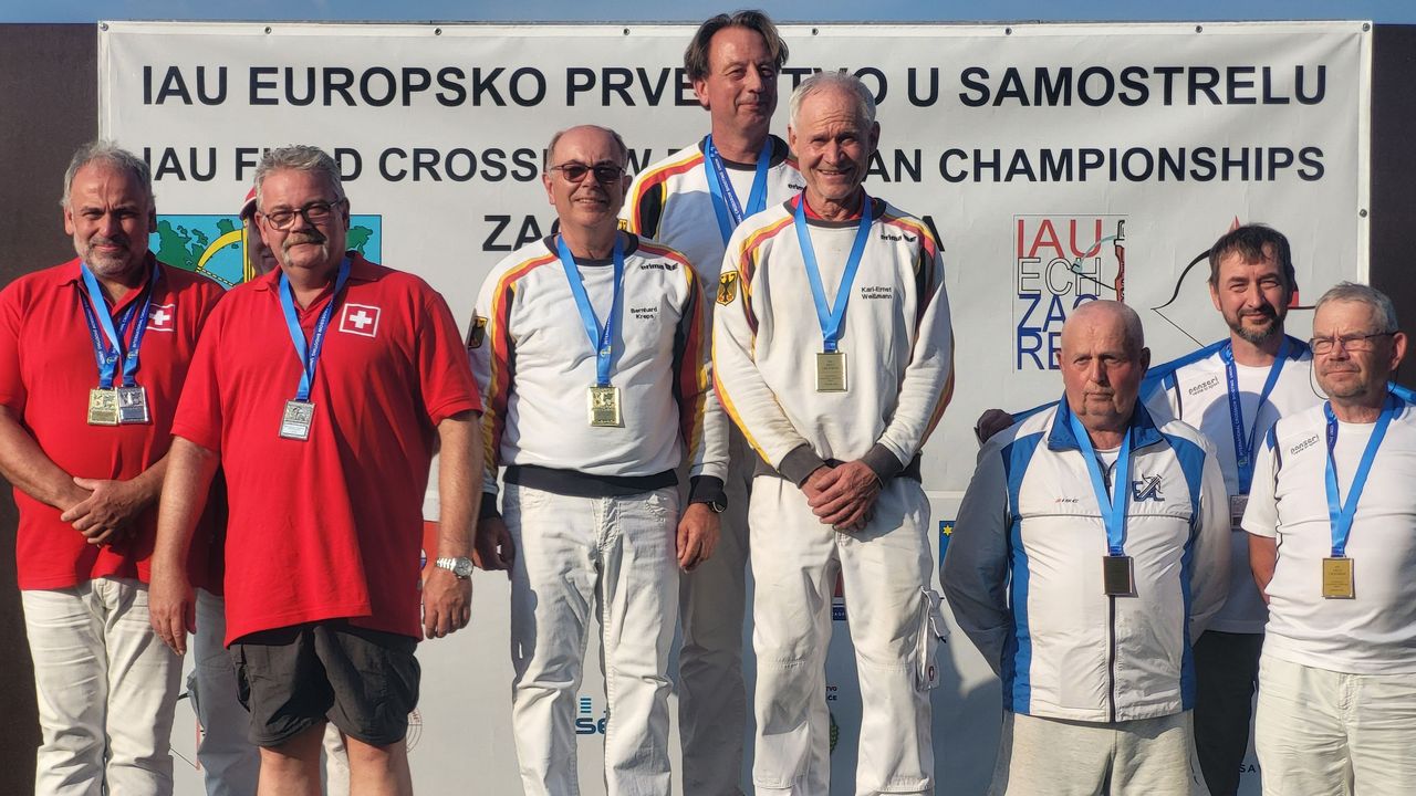 Foto: privat / Nach WM-Gold gewannen die Feldarmbrust-Senioren Bernhard Kreps, Karl-Heinz Blumtritt und Karl-Ernst Weißmann auch EM-Gold im Team.