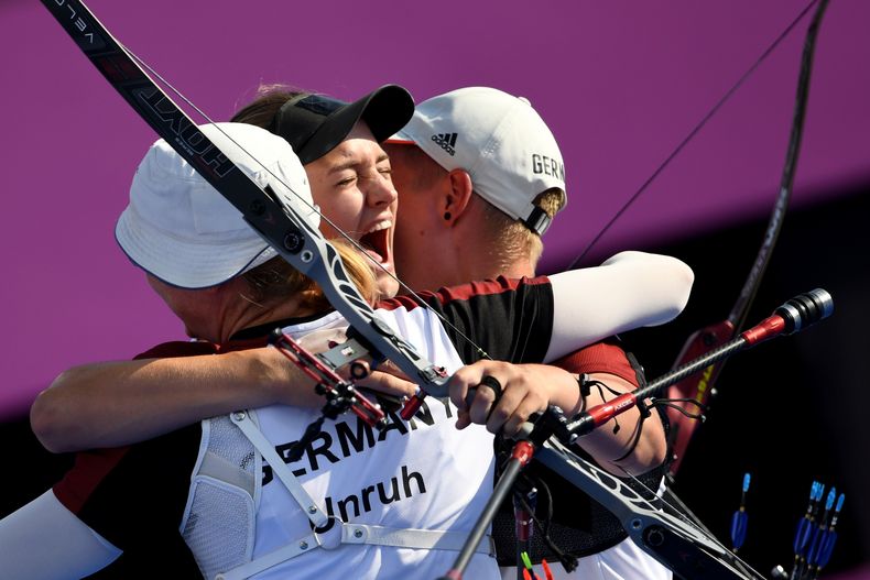 Foto: Picture Alliance / Der Moment der Entscheidung: Ein Jubel-Knäuel und -Schreie bei Lisa Unruh, Charline Schwarz und Michelle Kroppen.