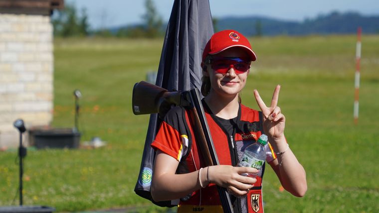 Foto: DSB / V wie Victory! Emilie Bundan - hier bei der Junioren-WM in Suhl - gewann bei der EM in Malakasa sensationell EM-Gold bei den Skeet-Juniorinnen.