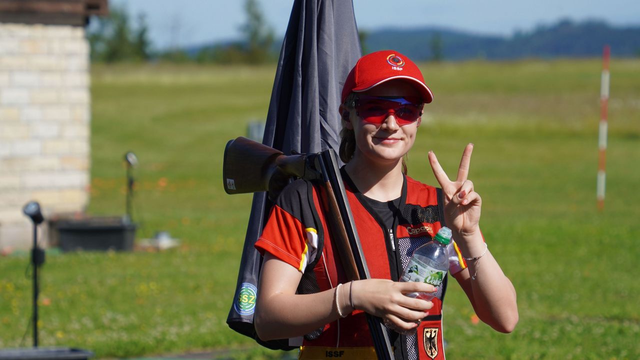 Foto: DSB / V wie Victory! Emilie Bundan - hier bei der Junioren-WM in Suhl - gewann bei der EM in Malakasa sensationell EM-Gold bei den Skeet-Juniorinnen.