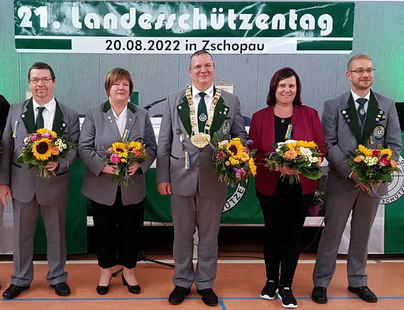 Foto: SSB / Das neue Präsidium des Sächsischen Schützenbundes mit Präsident Roland Ermer in der Mitte. Foto: SSB / Das neue Präsidium des Sächsischen Schützenbundes mit Präsident Roland Ermer in der Mitte.