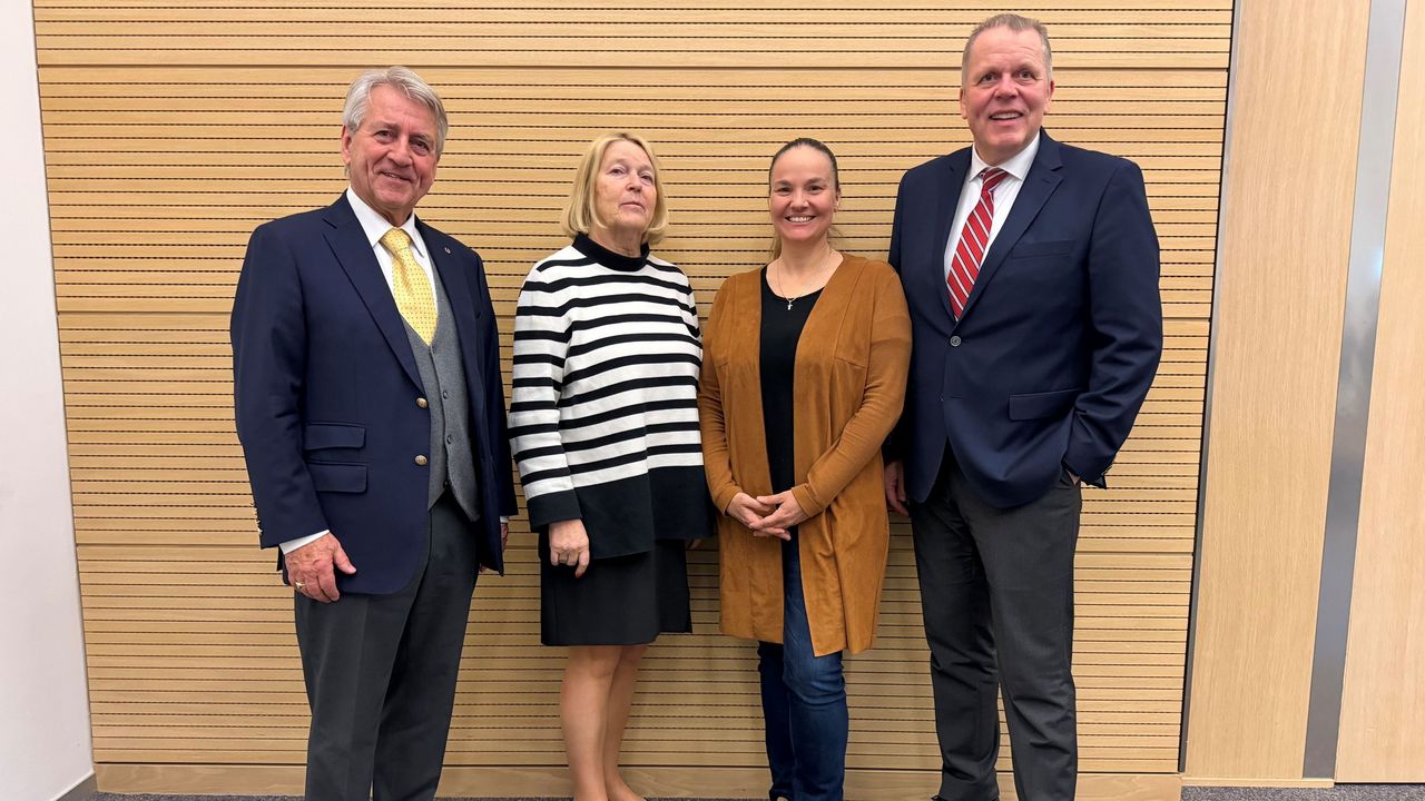 Foto: DSB / Wechsel im TV32-Beirat: Verabschiedung von Dr. h.c. Klaus Schormann, der hier neben den den neugewählten Mona Küppers und Dr. Julia Walter sowie dem Beiratsvorsitzenden Jörg Brokamp steht.