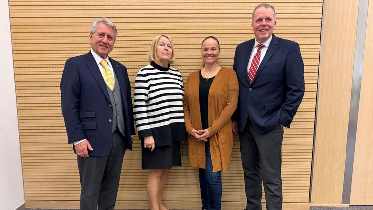 Foto: DSB / Wechsel im TV32-Beirat: Verabschiedung von Dr. h.c. Klaus Schormann, der hier neben den den neugewählten Mona Küppers und Dr. Julia Walter sowie dem Beiratsvorsitzenden Jörg Brokamp steht.