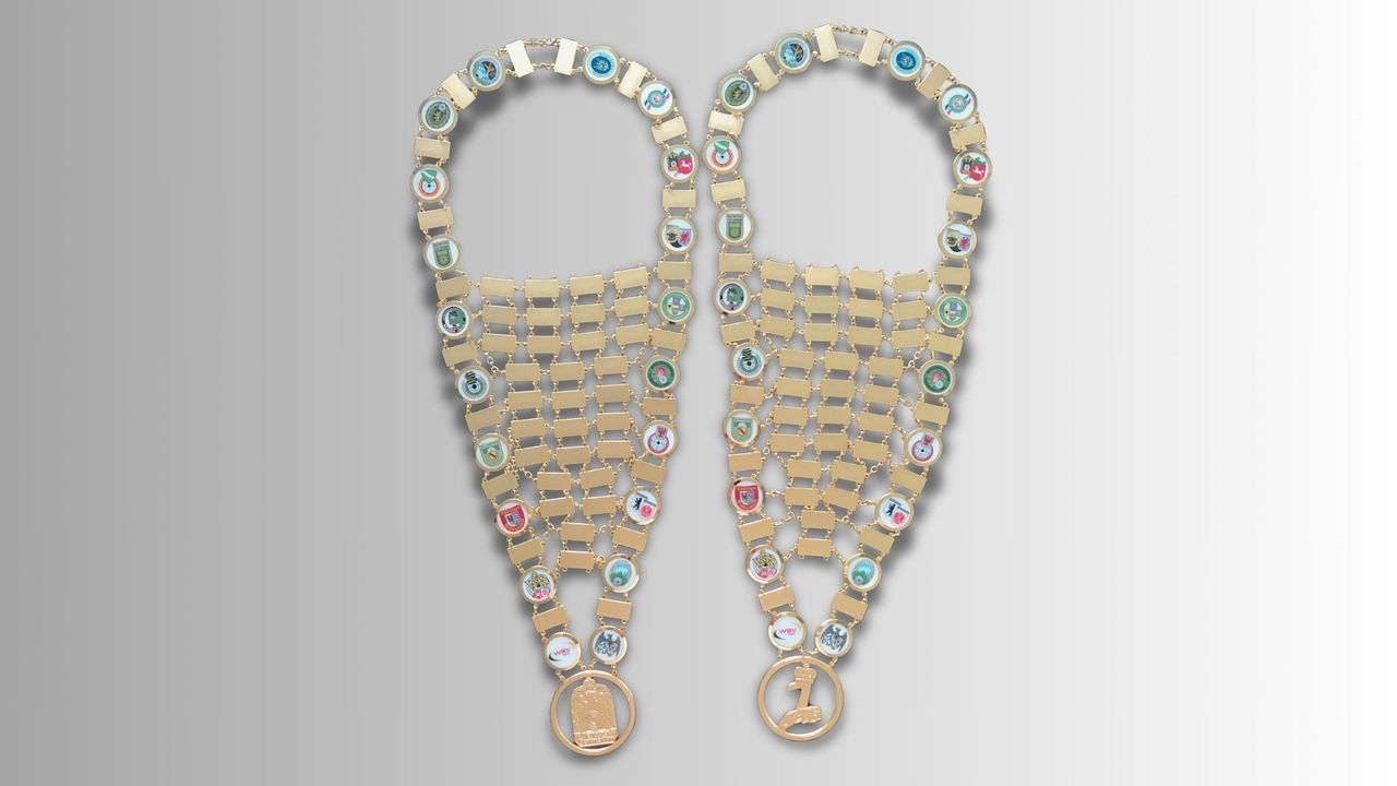 Foto: DSB / Die Königsketten für das jährliche Bundeskönigsschießen. Eine für die Erwachsenen, eine für die Jugend und ab 2027 kommt eine dritte für die Senioren hinzu.