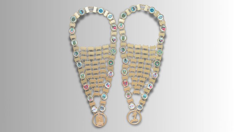 Foto: DSB / Die Königsketten für das jährliche Bundeskönigsschießen. Eine für die Erwachsenen, eine für die Jugend und ab 2027 kommt eine dritte für die Senioren hinzu.