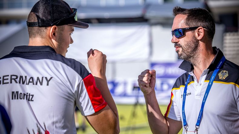 Foto: WA / Ein erfolgreiches Duo in Madrid: Simon Moritz schlägt sich mit Co-Trainer Marcus Laube ab. Foto: WA / Ein erfolgreiches Duo in Madrid: Simon Moritz schlägt sich mit Co-Trainer Marcus Laube ab.