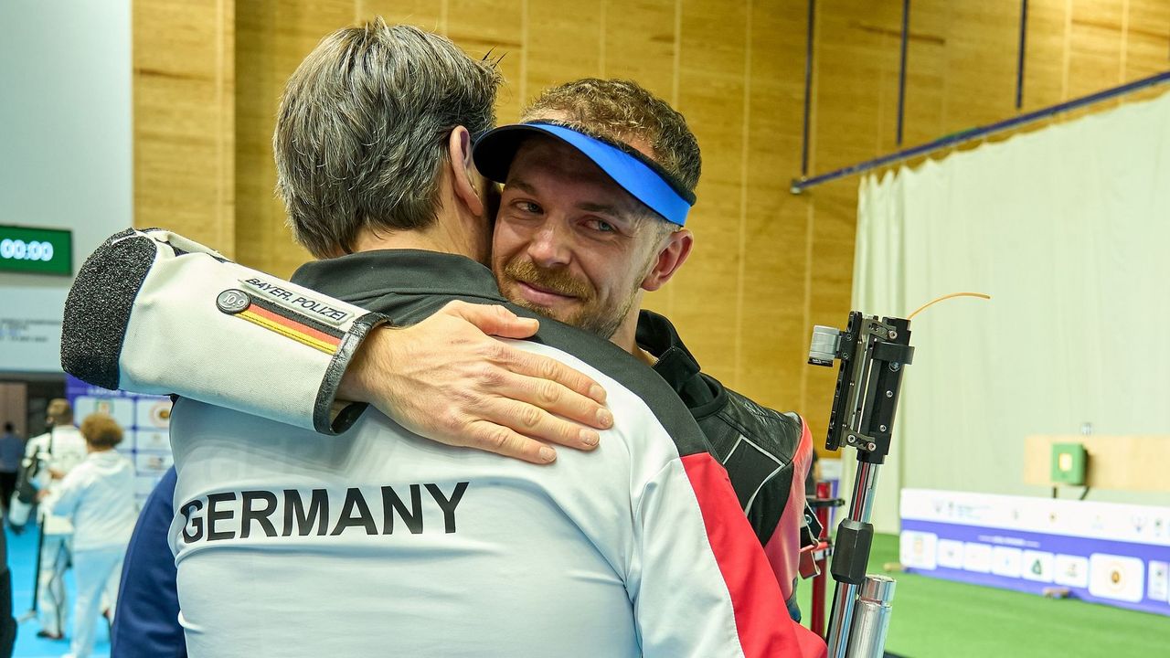 Foto: ISSF / Nach seinem Sensations-Triumph bei der WM in Kairo wurde Weltmeister Maximilian Dallinger von Bundestrainer Wolfram Waibel beglückwünscht.