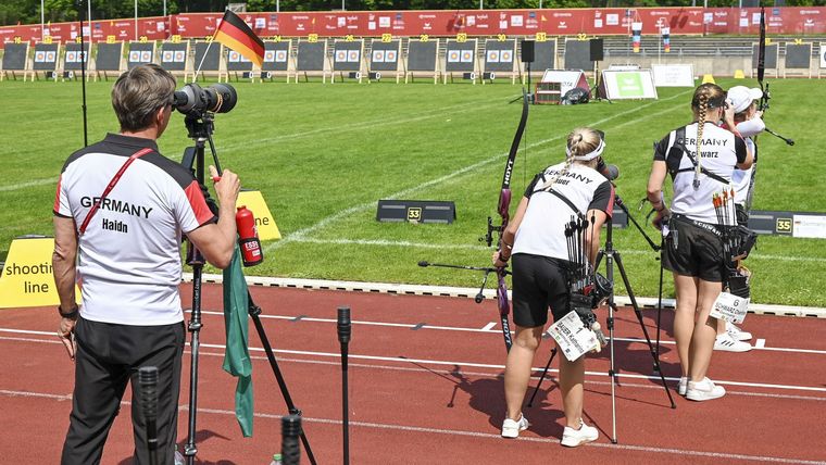 Foto: Eckhard Frerichs / Das Recurve-Frauenteam mit Bundestrainer Oliver Haidn schießt am Sonntag um Bronze.