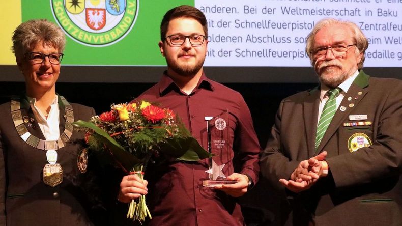 Foto: Werner Wabnitz: Florian Peter wurde in Hessen von Präsidentin Tanja Frank und Sportleiter Otmar Martin als Schütze des Jahres geehrt. Foto: Werner Wabnitz: Florian Peter wurde in Hessen von Präsidentin Tanja Frank und Sportleiter Otmar Martin als Schütze des Jahres geehrt.