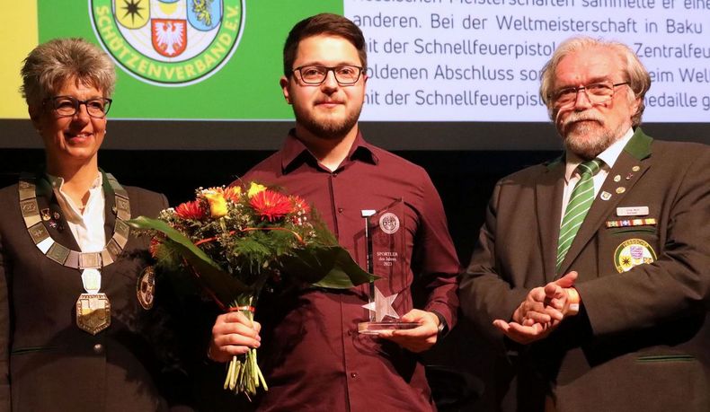 Foto: Werner Wabnitz: Florian Peter wurde in Hessen von Präsidentin Tanja Frank und Sportleiter Otmar Martin als Schütze des Jahres geehrt.