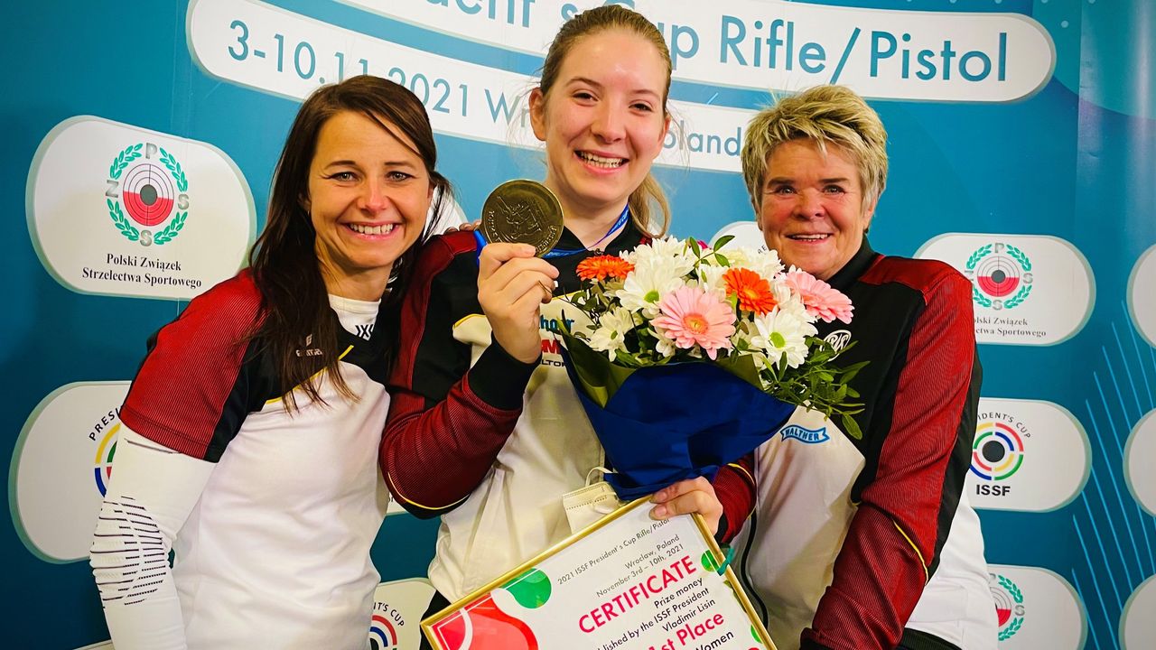 Foto: DSB / Pistolen-Bundestrainerin Barbara Georgi (rechts) konnte ihren letzten Wettkampftag mit Gold für Doreen Vennekamp und Platz vier für Monika Karsch richtig genießen.