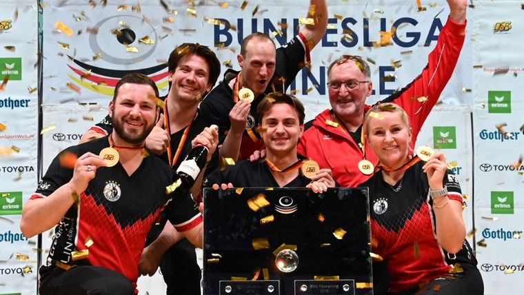 Foto: Eckhard Frerichs / Goldmedaillen und -glitter sowie den Meisterspiegel für den nun alleinigen Rekordmeister FSG Tacherting.