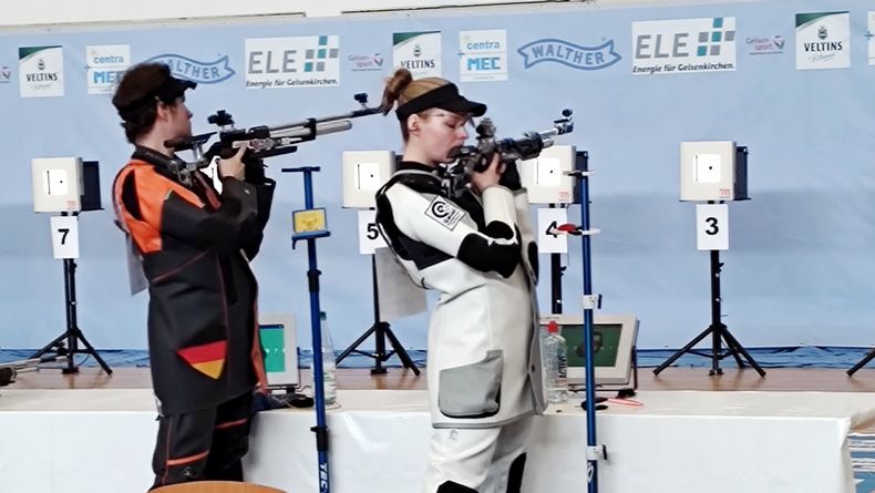 Foto: Dieter Pfeiffer / Mehrere Stechen mussten über Sieg und Niederlage entscheiden. Hier das Duell Max Ohlenburger vs. Michaela Müller-Thöle, das erst im vierten Stechschuss zugunsten der Schützin entschieden wurde. Foto: Dieter Pfeiffer / Mehrere Stechen mussten über Sieg und Niederlage entscheiden. Hier das Duell Max Ohlenburger vs. Michaela Müller-Thöle, das erst im vierten Stechschuss zugunsten der Schützin entschieden wurde.