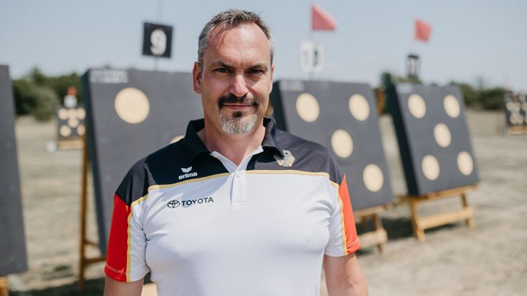 Foto: Lisa Pickl / Holger Hertkorn, Bundestrainer Compound, will 2028 bei der olympischen Premiere mit einem Team dabei sein.