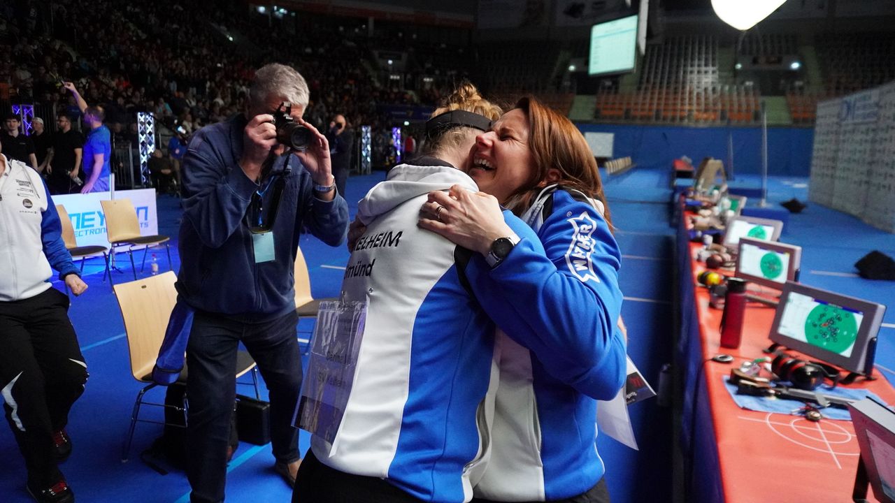 Foto: DSB / Glücksgefühle pur! Monika Karsch herzt ihre Teamkollegin Carina Wimmer nach deren "Meisterschuss".