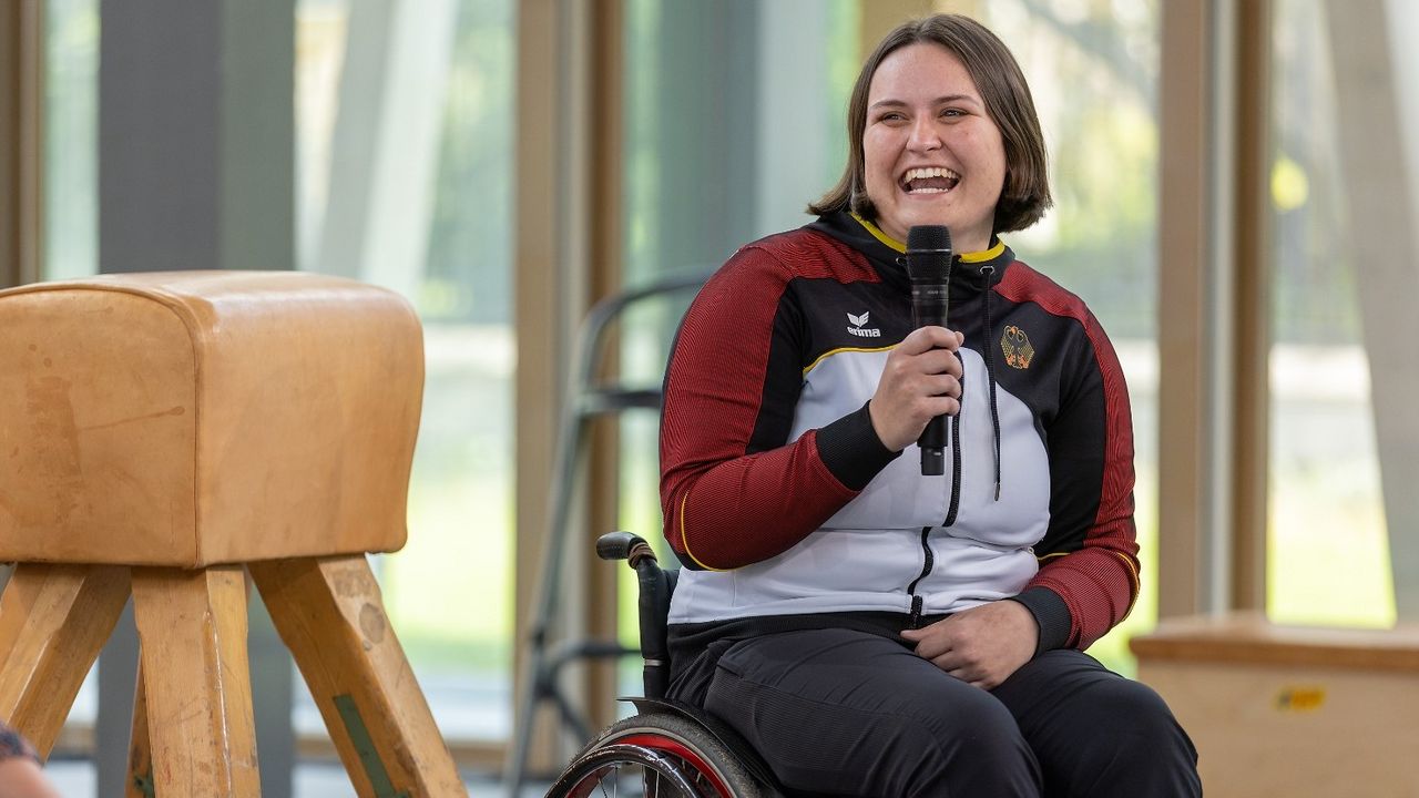 Foto: Michael Setzpfandt / Flora Kliem stand bei der Pressekonferenz Rede und Antwort und hatte viel Spaß.