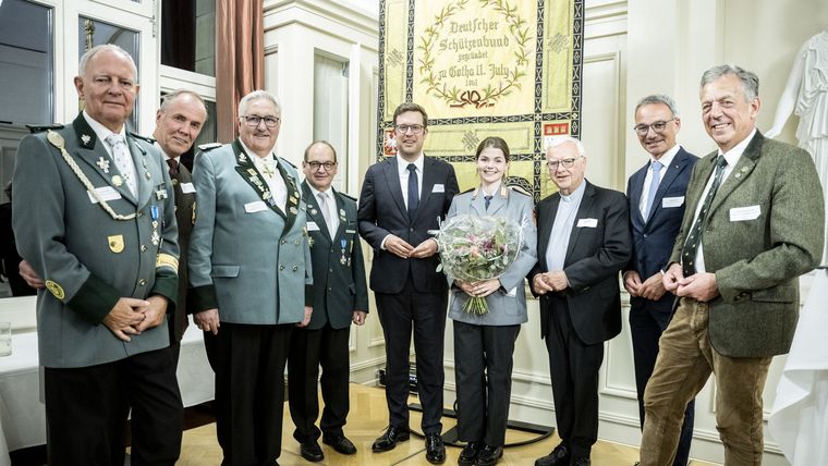 Foto: Marco Urban / Auf dem parlamentarischen Abend kamen Politiker, Jäger und Sportschützen zusammen, u.a. DSB-Präsident Hans-Heinrich von Schönfels (2.v.l.), MdB Florian Müller, Nele Wißmer und DJV-Präsident Helmut Dammann-Tamke (ganz rechts).