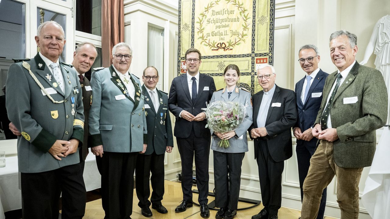 Foto: Marco Urban / Auf dem parlamentarischen Abend kamen Politiker, Jäger und Sportschützen zusammen, u.a. DSB-Präsident Hans-Heinrich von Schönfels (2.v.l.), MdB Florian Müller, Nele Wißmer und DJV-Präsident Helmut Dammann-Tamke (ganz rechts).