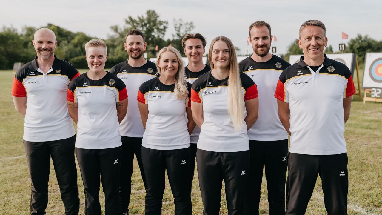 Foto: Lisa Haensch / Strahlende Gesichter beim WM-Team Recurve v.l.: Marc Dellenbach, Michelle Kroppen, Maximilian Weckmüller, Katharina Bauer, Moritz Wieser, Charline Schwarz, Florian Unruh und Oliver Haidn.